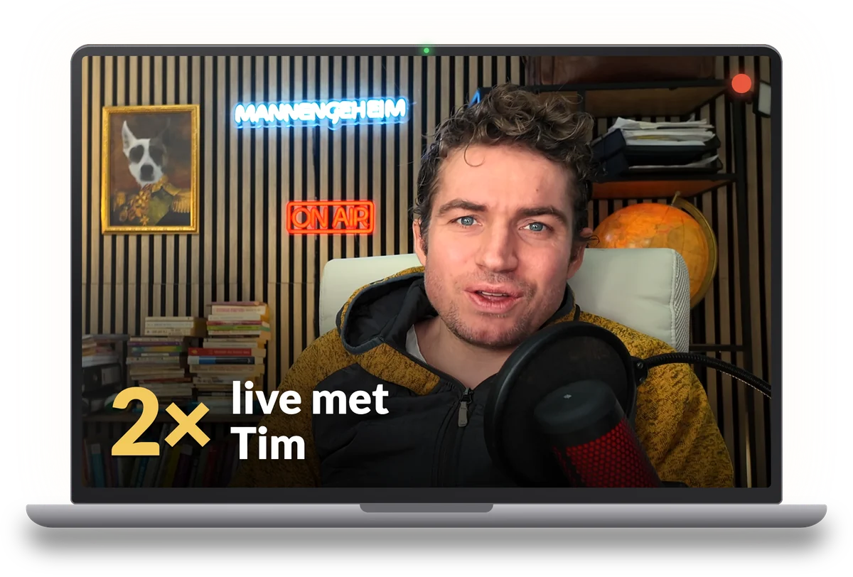 Laptop met Tim Veninga in beeld achter zijn microfoon en de tekst: 2× live met Tim