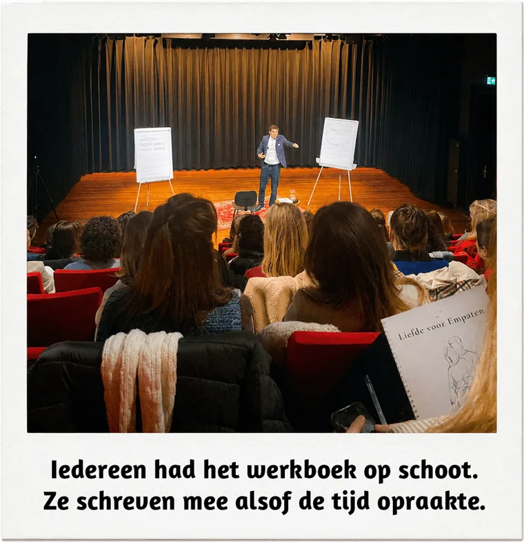 De zaal tijdens de workshop — iedereen had het werkboek op schoot