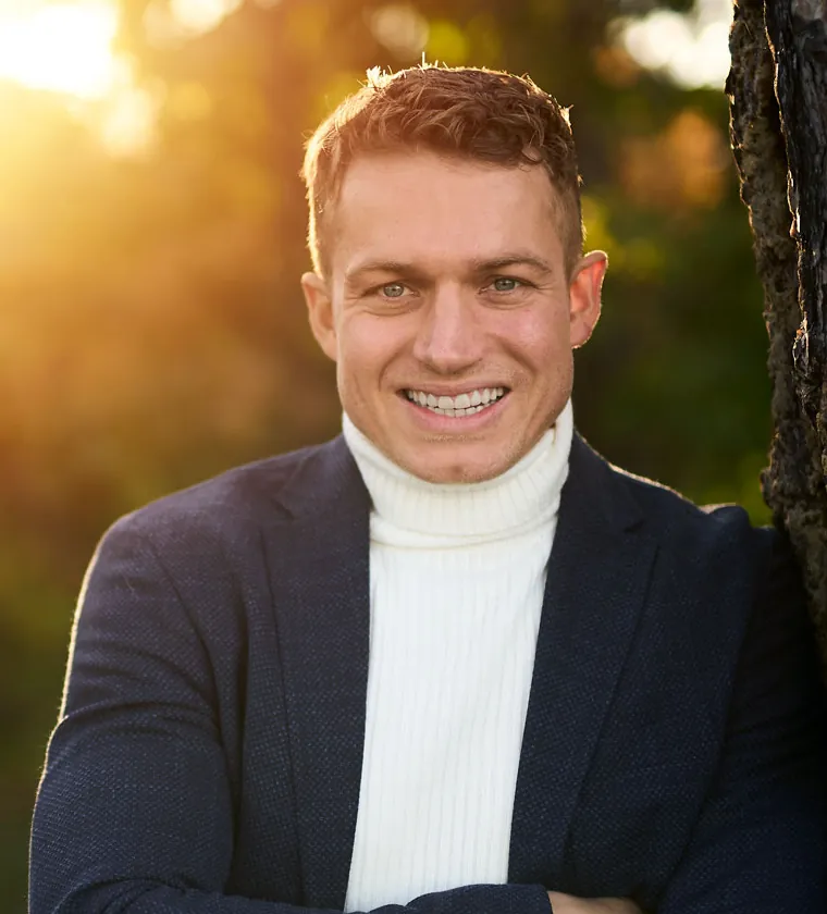 Portret van Tim Veninga, hij kijkt recht in de camera