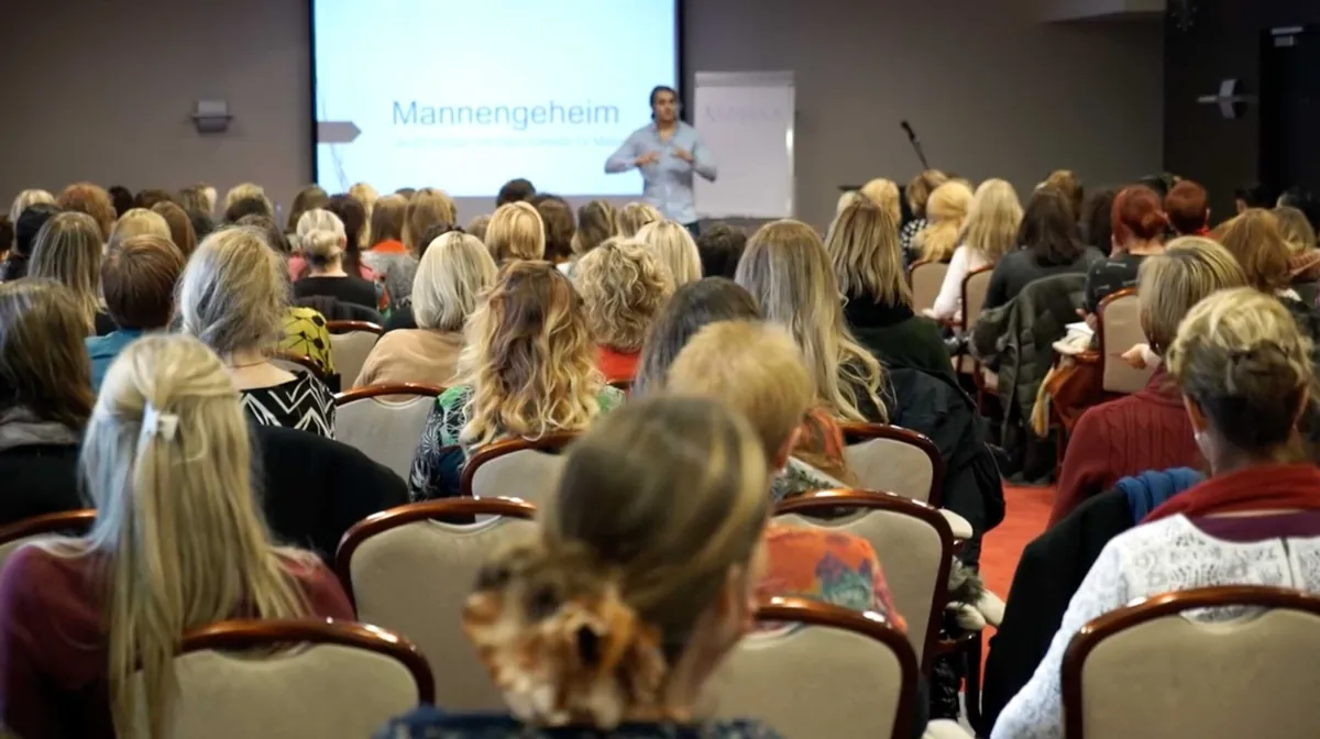 Tim Veninga geeft een Mannengeheim-workshop voor een volle zaal met vooral vrouwen